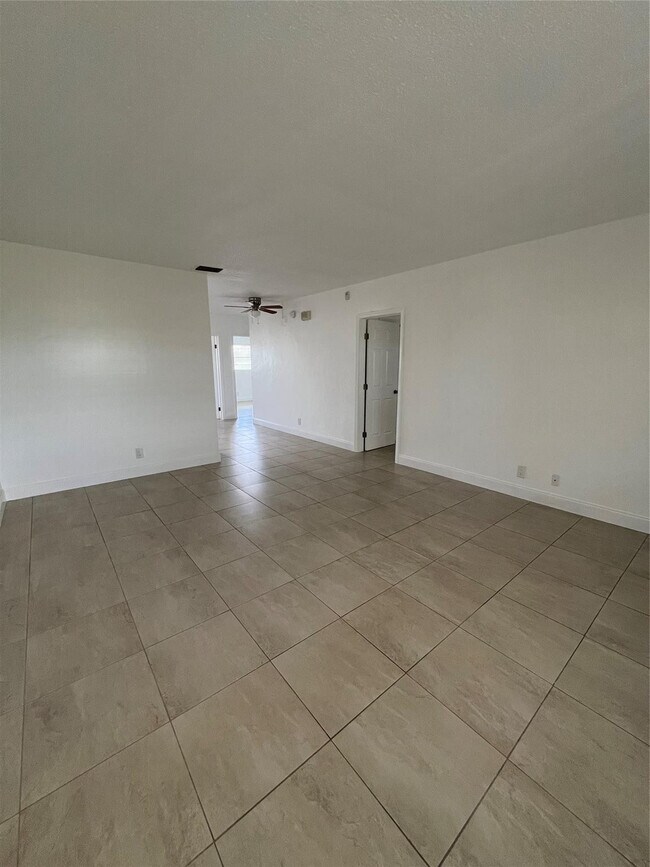 Building Photo - 2550 NE 51st St