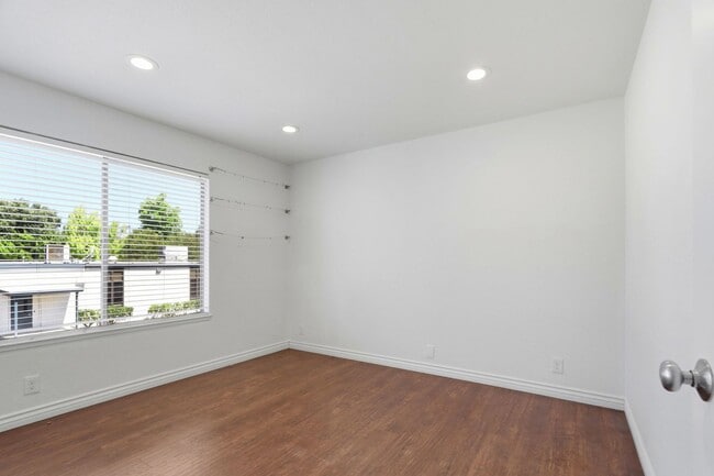 Building Photo - Beautifully Remodeled 3BD Townhome | Multi-Zone A/C | Private Patio