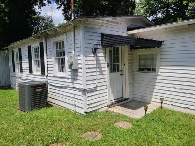 Building Photo - One bedroom/one bath cottage available for...