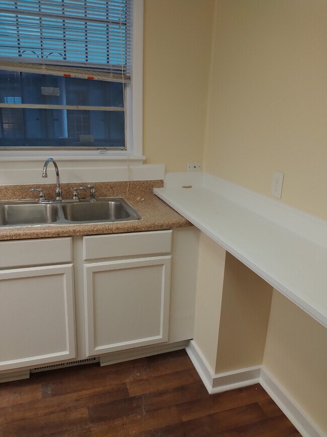 kitchen - 34 Morris St