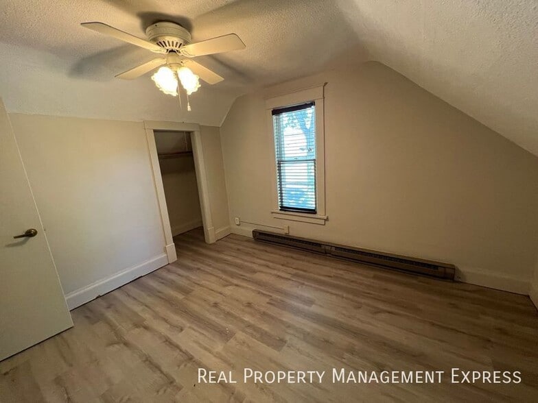Building Photo - 925 N Blauvelt Ave