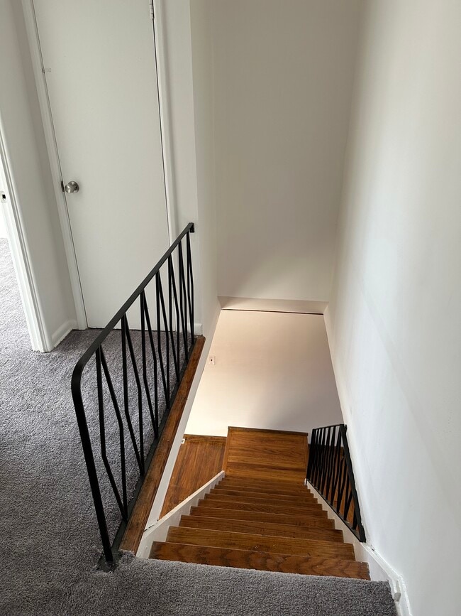 Building Photo - 21 Oakmont Dr