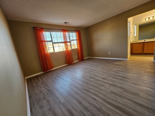 Building Photo - Charming House 3 Beds 2 1/2 Baths 2 Living...