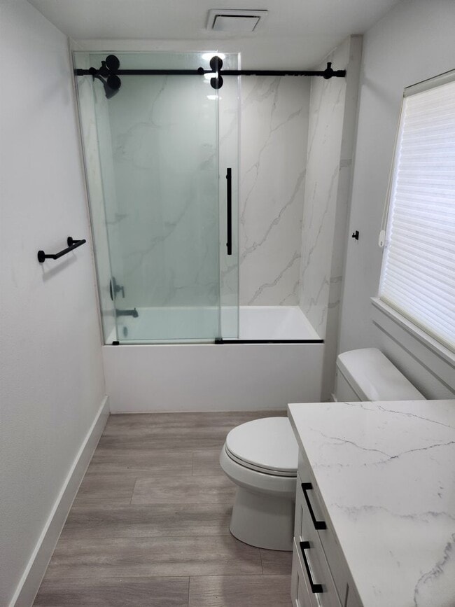 Building Photo - Modern Style and Luxury Amenities in Ephra...