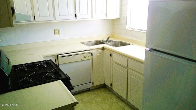 Building Photo - 3022 E Glen Dr