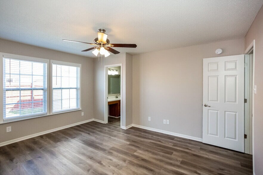 Building Photo - 600 Streamside Dr