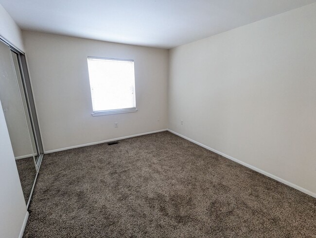 Building Photo - *END UNIT* town home in established Crestwood Neighborhood ready for you mid March!