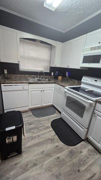 Building Photo - 2220 Colony Dr SW