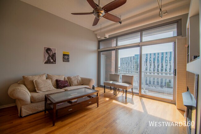 Building Photo - 933 W Van Buren St