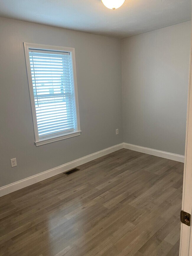 Building Photo - 547 Main St