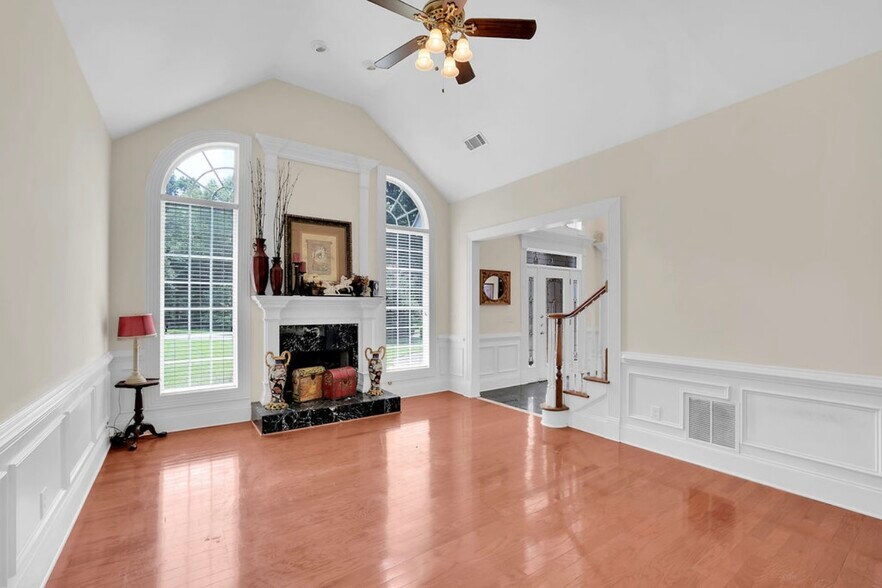 Building Photo - 8225 Seven Oaks Dr