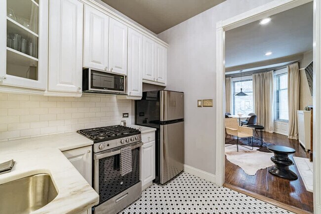 Building Photo - 68 E Cedar St