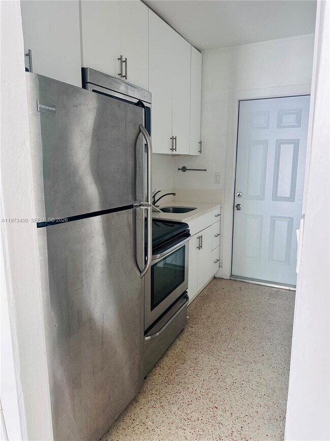 Building Photo - 1450 SW 6th St