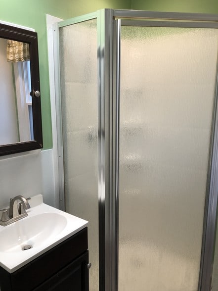 First Floor Bathroom - 137 Grosvenor St