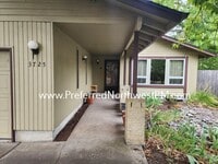 Building Photo - Beautiful 3 Bedroom Home off Garden Way