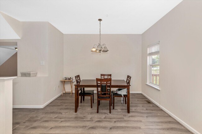 Building Photo - Twin Arch