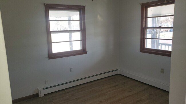 Building Photo - 3 bd, 2 ba house NE Columbia, 2nd living room downstairs, fenced, w/d included
