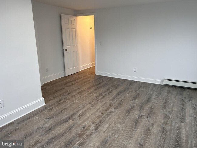 Building Photo - 1067 S Clinton Ave