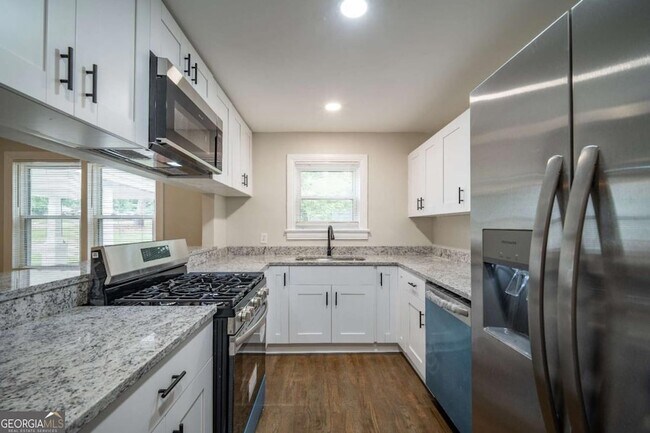 Building Photo - 2137 Delowe Dr