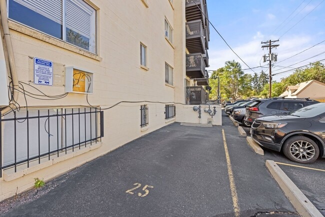 Building Photo - Condo with Mountain Views Near Wash Park &...