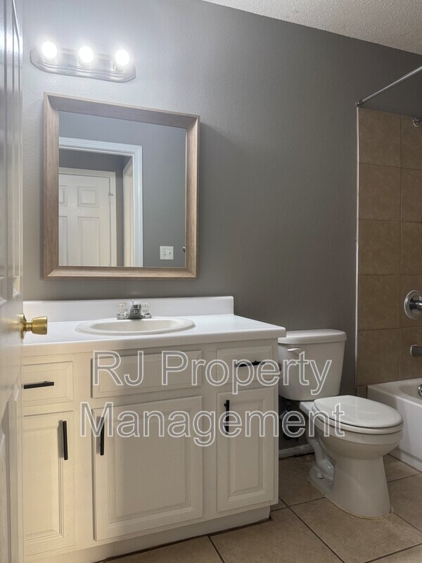 Building Photo - 4817 Royal Run Dr