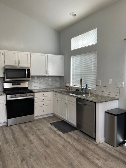 Kitchen & Dining - 9428 Plainoak Way