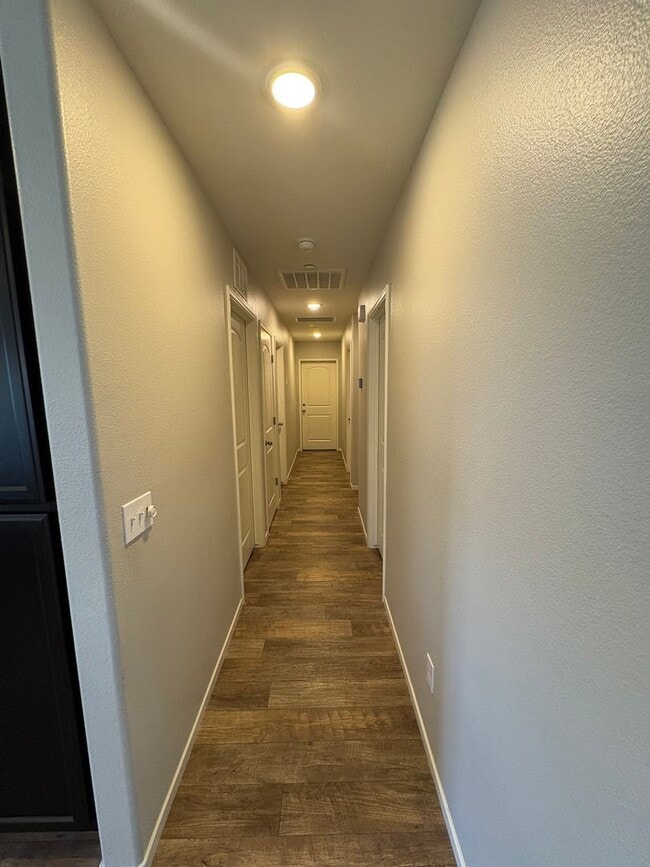 Building Photo - NW Visalia Home Available Now!