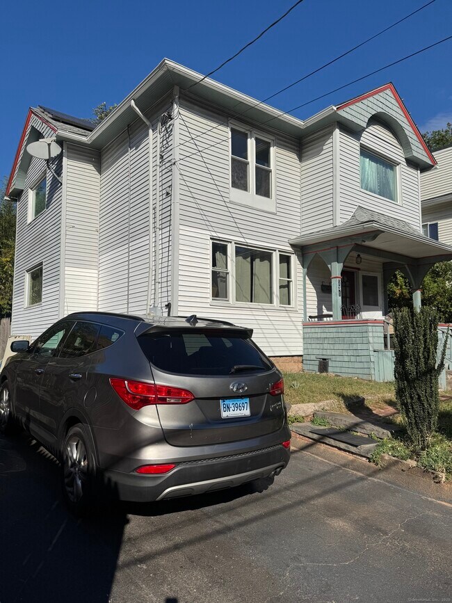 Building Photo - 731 George St