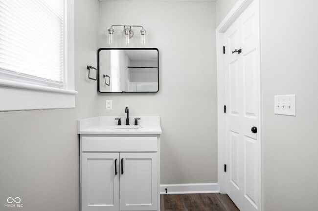 Building Photo - 413 E Caven St