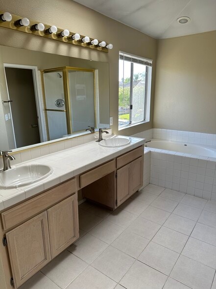 Building Photo - 40068 Milkwood Ln