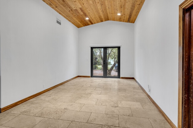 Building Photo - 13400 N Calusa Club Dr