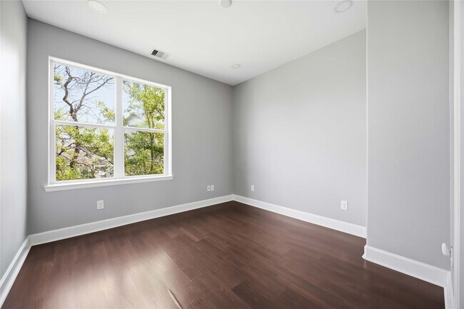 Building Photo - 708 Schwartz St