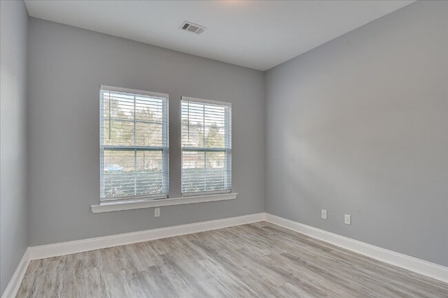 Building Photo - 665 Dunrobin Ln