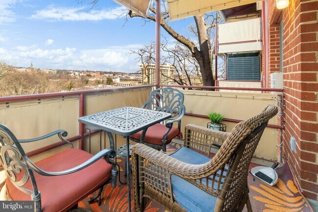 Building Photo - 1593 N Colonial Terrace