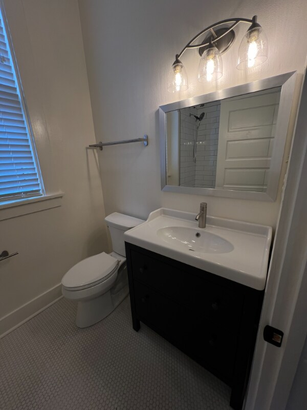 Building Photo - 516 E 8th St