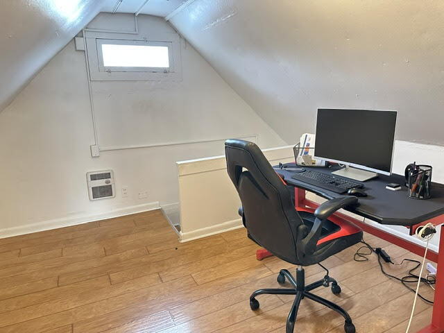 Building Photo - "Charming & Cozy 2-Bedroom Duplex in Prime Moscow Location – 800 Sq Ft of Comfort!"