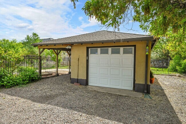 Building Photo - 3 bedroon 1.5 bath home with amazing yard ...