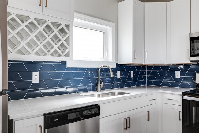 Building Photo - 313 W 26th St