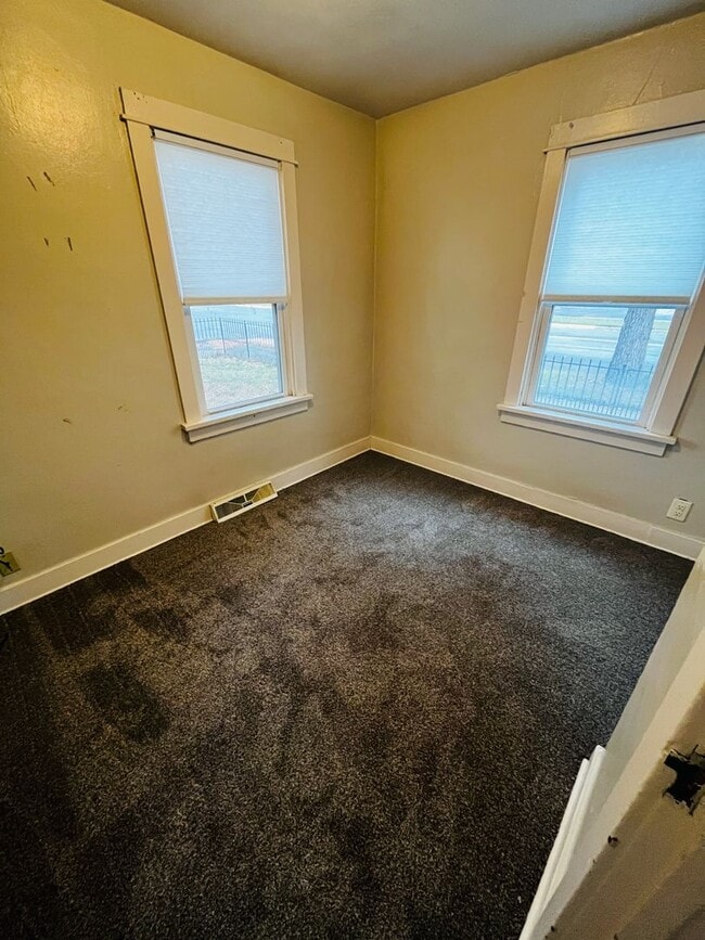 Building Photo - 2-Bed, 1-Bath Home with Detached Garage & Huge Backyard! Pet Friendly (Currently occupied)