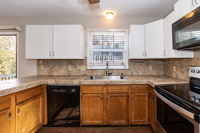 Building Photo - Three Bedroom Home!