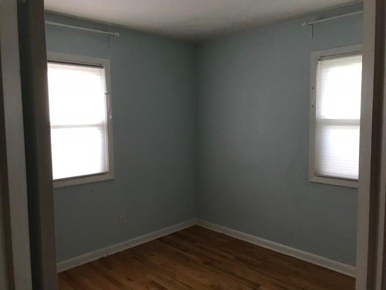 Bedroom 2 (on main) (Paint is now gray and purple) - 9003 SE Stephens St