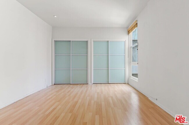 Building Photo - 8550 Holloway Dr