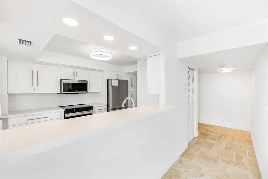 Building Photo - 1420 Brickell Bay Dr