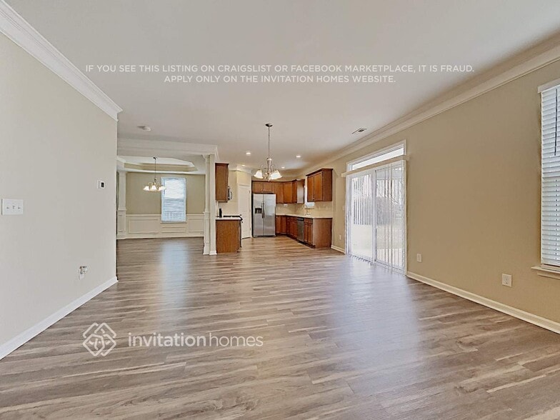 Building Photo - 6005 Centerview Dr