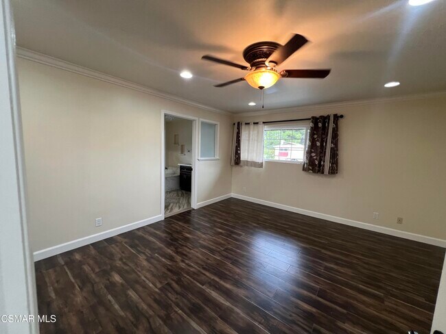 Building Photo - 334 W Avenida De Las Flores