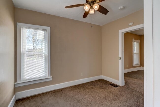 Building Photo - 427 Vernal Ave