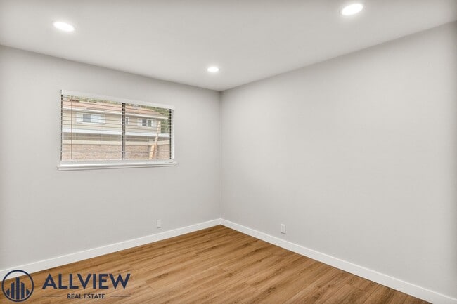Building Photo - 1 Bed/1 Bath Available in Huntington Beach
