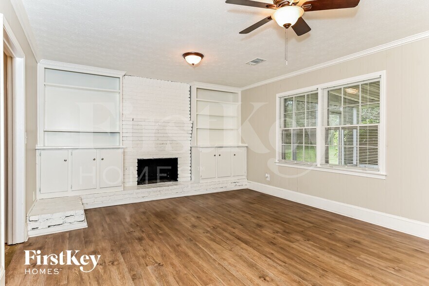 Building Photo - 2264 Country Club Dr SE