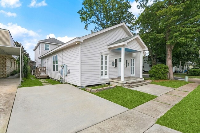 Building Photo - 3701 Derbigny St