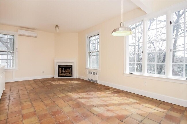 Building Photo - 50 Greenacres Ave